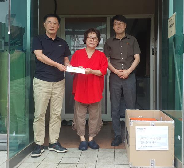한국장애인고용공단 일산직업능력개발원 이재구 원장이 장애인복지시설 '꿈나무의 집'에 위문품 및 위문금을 전달하고 있다.