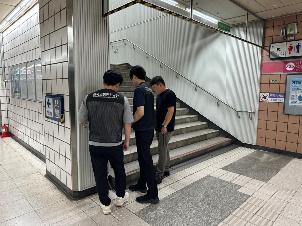 2024년 7월 16일 수진역에서 한국교통안전공단 직원들이 역사 내부계단 손잡이의 안전성을 점검하고 있다.