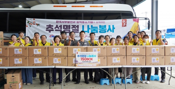 한국서부발전은 12일 충남 태안군청에서 회사 노동조합, 8개 협력회사와 '취약계층을 위한 반찬 만들기 봉사활동'을 진행했다.