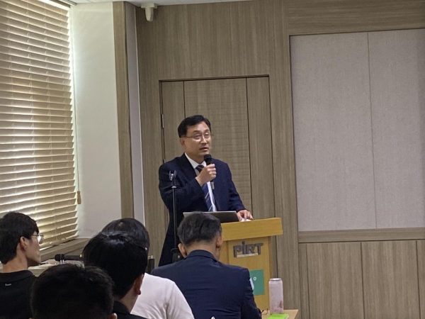 경기평택항만공사 김석구 사장이 지난 9월 11일 평택국제자동차부두 회의실에서 인사말씀을 하고 있다.