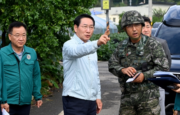 유정복 인천시장이 18일 강화군 송해면 당산리 대남 소음방송 현장을 찾아 군관계자로부터 현황을 보고받고 현장을 점검하고 있다.