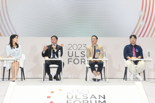 최태원 SK그룹 회장(왼쪽에서 2번째)이 지난해 열린 2023 울산 포럼 폐회식에 참석해 질문에 답하고 있다.