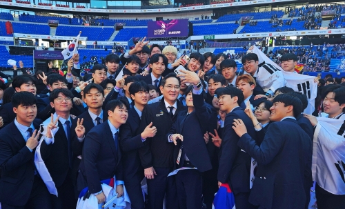 이재용 삼성전자 회장(가운데)이 15일(현지시간) 프랑스 리옹 그루파마스타디움에서 열린 국제기능올림픽 폐회식에 참석해 국가대표 선수단과 기념촬영을 하고 있다.[사진=삼성전자]