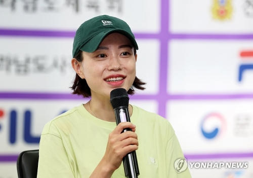 파리 올림픽 사격 메달리스트 김예지가 20일 오후 봉황기 전국사격대회가 열리고 있는 전남 나주시 전라남도 국제사격장에서 언론 인터뷰하고 있다.