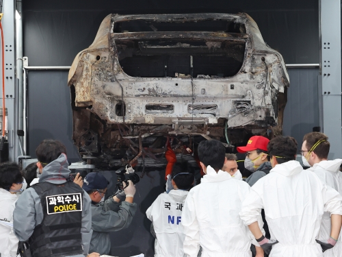 경찰, 소방, 국립과학수사연구원, 메르세데스-벤츠 등 관계자들이 지난 8일 인천 서구 한 공업사에서 청라 아파트 지하 주차장에서 화재가 발생한 전기차에 대한 2차 합동 감식을 하고 있다. 사진=연합뉴스