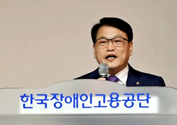 9월19일 한국장애인고용공단 제16대 이사장에 이종성 전 국회의원이 임명돼 취임사를 하고 있다.