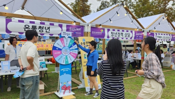 9월6일 음성군 금빛근린공원에서 개최된 충북청년축제의 청년 참관객이 한국고용정보원 온통청년 홍보 부스를 찾아 이벤트에 참여하고 있다.