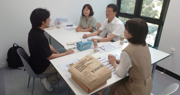 한전KDN 사내 전문위원들이 일대일매칭 역량면접코칭클리닉을 진행하고 있다.