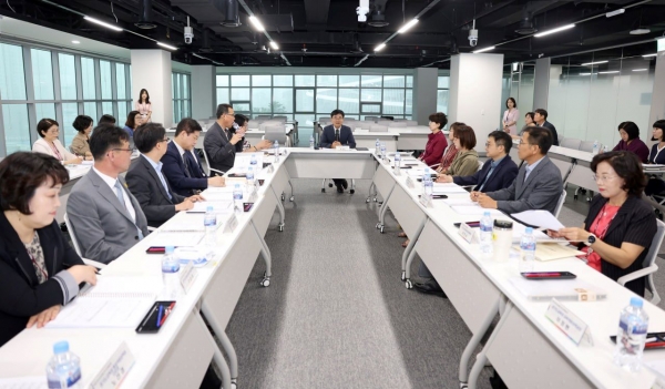 경기도교육청(교육감 임태희)이 20일 남부청사에서 도교육청-직속기관 간 연수조정협의회(이하 협의회)를 개최하고 교직원의 미래역량 강화를 위해 함께 힘을 모으기로 했다.