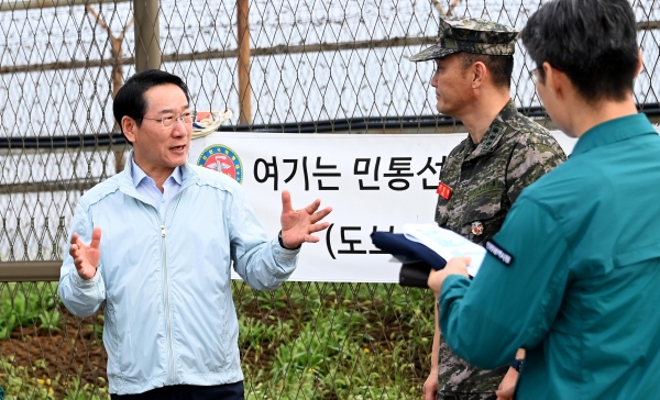 유정복 인천광역시장이 9월 18일 강화군 송해면 당산리 대남 소음방송 현장을 찾아 군 관계자로부터 현황을 보고받고, 주민들의 애로사항을 청취하고 있다.