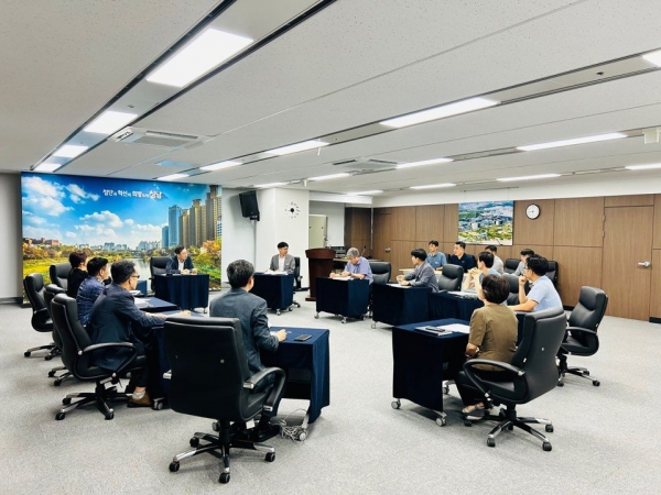 성남시(시장 신상진)는 최근 한 익명 사이트에 야탑역 범죄 예고 글이 게재됨에 따라 시장 지시로 20일 성남시 8개 관련 부서 및 경찰서 등이 참석하는 비상대책회의를 소집해 범죄 예방을 위한 순찰 강화 및 신속 대응체계 유지 등 비상대책 대비 태세에 돌입했다.