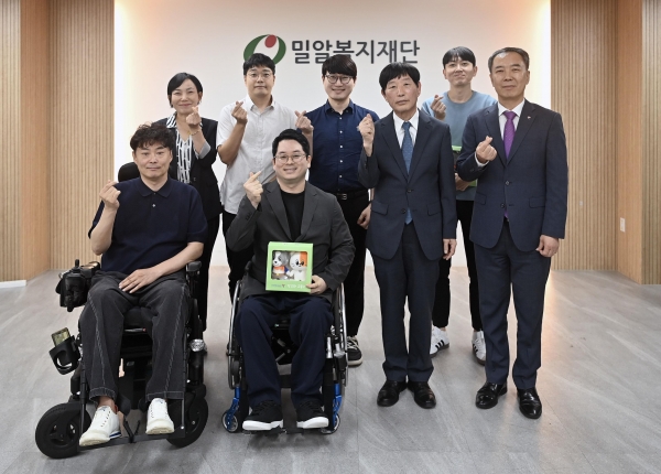 스토리텔링 공모전 시상식에 참석한 수상자들이 기념촬영을 하고 있다.(사진제공=한국장애인고용공단)