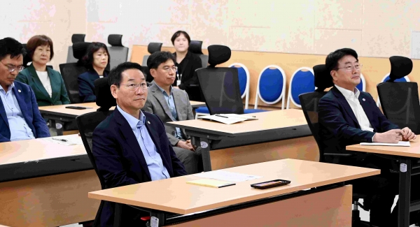 유정복 인천광역시장이 23일 시청 공감회의실에서 열린 '2024년 고위공직자 맞춤형 청렴교육'에서 한유나 국민권익위원회 청렴연수원 전문강사의 '공정한 우리가 만드는 청렴한 인천시청' 강의를 듣고 있다.