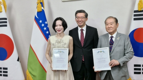 ▲ 왼쪽부터 롯데장학재단 장혜선 이사장, 주한우즈베키스탄 알리쉐르 압두살로모프 대사, 통일문화연구원 라종억 이사장 [사진= 롯데장학재단 제공]
