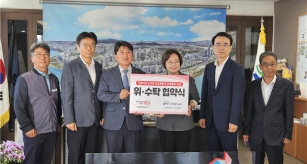 최영환 국가철도공단 수도권본부장(왼쪽 세 번째)과 박희영 용산구청장(오른쪽 세 번째)이 24일(화) 용산구청장실에서 협약을 맺은 후 기념촬영을 하고 있다.