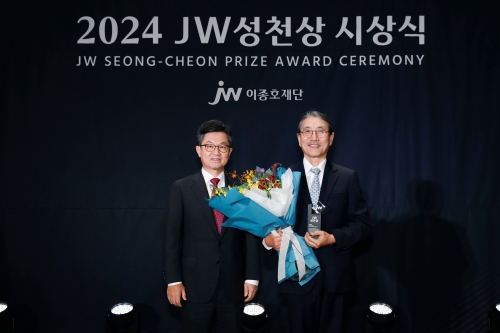 ▲ 왼쪽부터 이경하 JW이종호재단 이사장(JW 회장)과 2024 JW성천상 수상자 유덕종 에티오피아 세인트폴병원 밀레니엄 의과대학 교수가 기념촬영을 하고 있다. [사진= JW중외제약 제공]