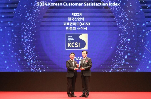 ▲ 김이배 제주항공 대표이사(사진 오른쪽)가 9월26일 호텔신라 서울에서 진행된 '제33차 한국산업의 고객만족도(KCSI) 인증패 수여식'에서 저비용항공 부문 1위를 수상하고 있다. [사진= 제주항공 제공]