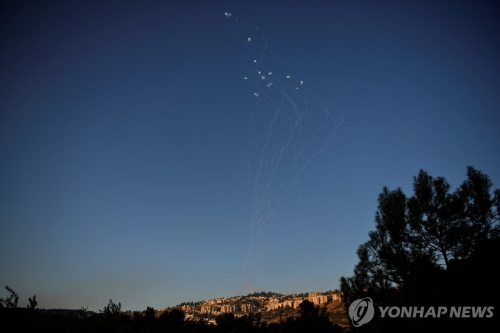26일(현지시간) 레바논에서 이스라엘 북부 상공에 날아든 발사체 격추하는 '아이언돔' 방공망