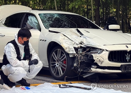 지난 25일 오후 광주 서부경찰서에서 국립과학수사연구원 관계자들이 '음주 뺑소니 사망사고' 차량인 마세라티를 대상으로 정밀 감정을 하고 있다.