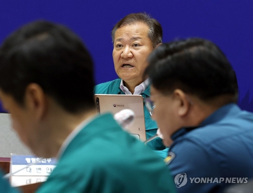 이상민 행정안전부 장관이 22일 서울 종로구 정부서울청사 상황실에서 의사집단행동 중앙재난안전대책본부 회의를 주재하고 있다.