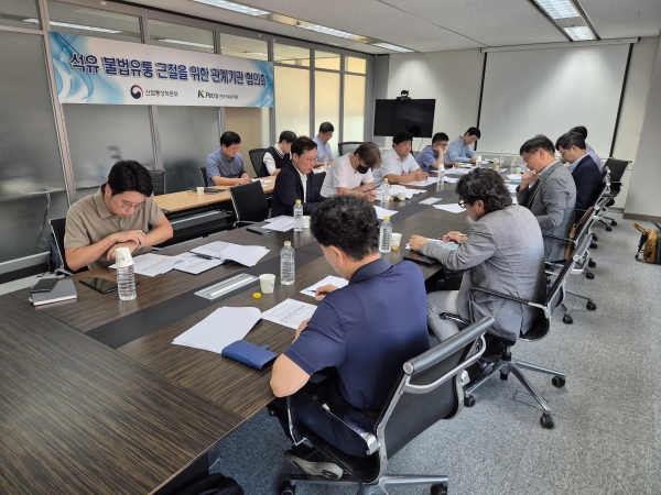 한국석유관리원, 4개 정유사, 3개 알뜰주유소 운영사, 3개 협회 담당자들이 27일 오후 2시 한국석유공사 서울업무지원센터 회의실에 모여 '석유유통시장 관계기관 협의회' 회의를 통해 석유업계 주요 현안을 논의하고 있다.