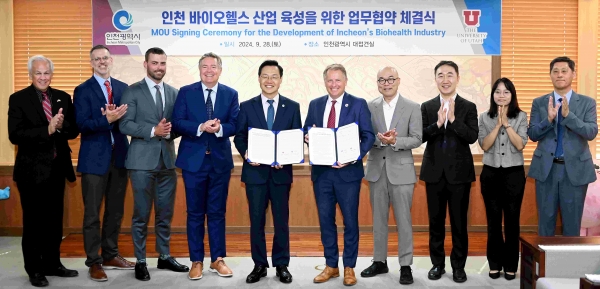 하병필 인천시 행정부시장이 28일 시청 접견실에서 열린 '인천시-유타대, 인천 바이오헬스산업 육성 업무협약 체결식'에서 테일러 랜달 유타대학교 총장과 협약을 체결하고 있다.