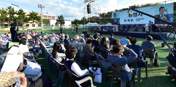 인천환경공단 최계운 이사장이 시민들에게 공단을 설명하고 있다.