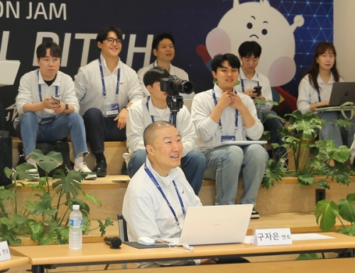 구자은 LS그룹 회장이 지난 27일 경기 안양 LS타워에서 개최된 'LS 퓨처 데이(Future Day)'에서 신사업 아이디어 분야에 멘토로서 참여해 발표를 듣고 있다.[사진=LS그룹]