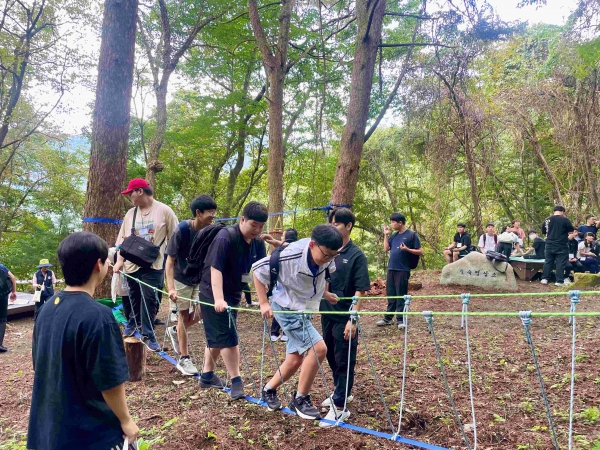 숲선생님 진로체험 모습.(사진제공=산림복지진흥원 김천치유의숲)