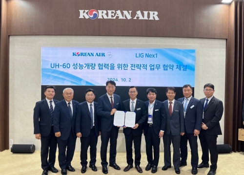 대한항공과 LIG넥스원은 2일 오후 충남 계룡대에서 열린 '2024 대한민국 국제방위산업전시회(KADEX)'에서 UH-60 헬리콥터 성능개량 개발 협력을 위한 양해각서(MOU)를 체결했다. 박정우 대한항공 항공우주사업본부장(좌측 네번째), 신익현 LIG넥스원 대표이사 (좌측 다섯번째) 및 관계자들이 기념촬영하고 있다.[사진=대한항공]