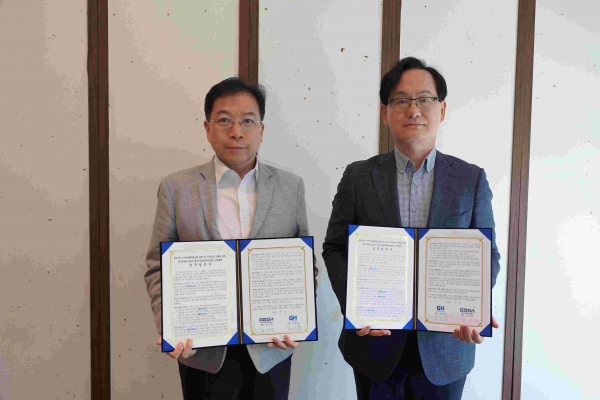 경기주택도시공사(GH)와 경기도경제과학진흥원(GBSA)는 지난달 30일 수원의 한 음식점에서 광교지구 바이오융복합산업 육성 및 스타트업 지원을 위한 상호협력 업무협약(MOU)을 맺었다.