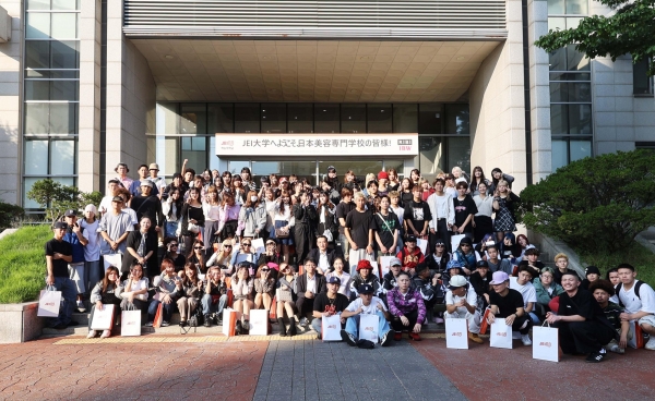 재능대학교(총장 이남식)는 지난달 30일 일본 후쿠오카 이용·미용전문학교(福岡理容美容専門学校)와 IBW미용전문학교(IBW美容専門学校) 학생 110명을 초청해 뷰티스타일리스트과를 소개하는 입시설명회와 학과 투어를 성황리에 마쳤다. (사진제공=재능대학교)