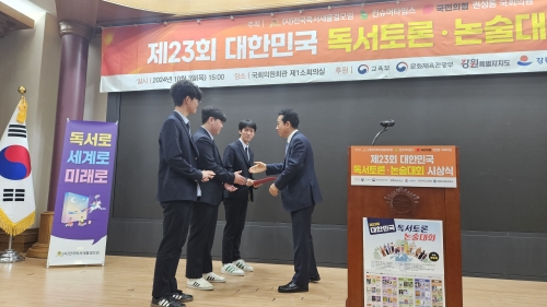 대회를 주최한 컨슈머타임스 김경한 대표(오른쪽)가 수상자들과 악수를 나누고 있다.