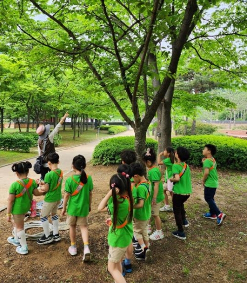 (사진제공=자연 체험 학습 중인 공공형어린이집 재원 아동들)