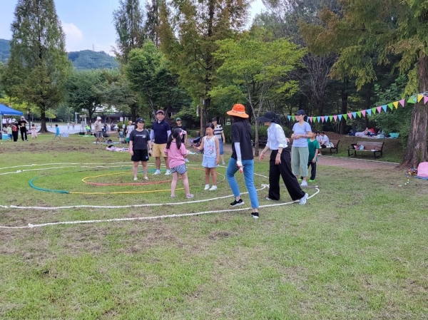 성남시 율공원서 열린 제3회 찾아가는 팝업놀이터 때 술래잡기 모습.