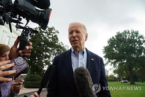 기자들과 문답하는 바이든 미국 대통령