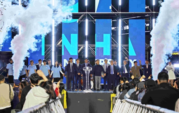인하대와 인하대병원이 지난 3일 진행한 '미래를 위한 새로운 출발'을 선언하는 ESG 선포식에서 조명우 총장 등 구성원들이 기념 촬영을 하고 있다.