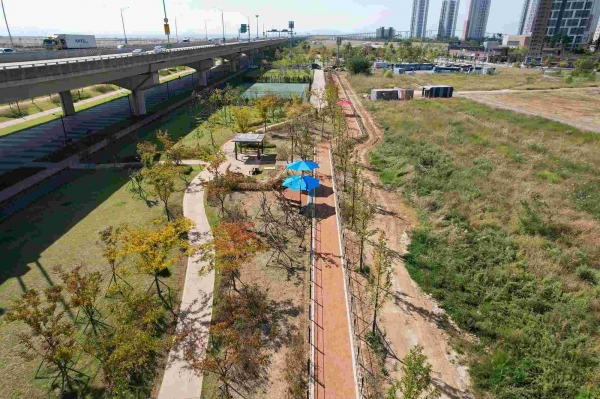 인천경제자유구역청(청장 윤원석)은 송도국제도시 내 공원 두 곳에 맨발 황톳길을 조성해 10월 7일부터 시민들에게 개방한다고 밝혔다.