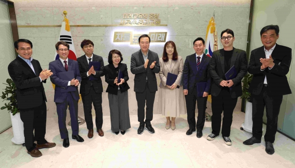 임태희 경기도교육감이 적극행정 우수공무원 표창을 수여하고 공직사회 내 적극행정의 중요성을 강조하며 우수공무원의 노고를 격려했다.