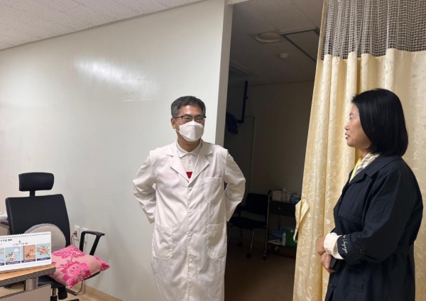 강경희 보건의료정책과장이 의료진과 만나 애로사항을 청취하고 있다.(사진제공=인천시)
