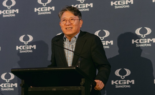 곽재선 KG모빌리티 회장이 지난 8∼9일(현지시간) 호주 멜버른 인근 RACV 케이프 찬크 호텔에서 열린 '토레스' 론칭 행사와 딜러 콘퍼런스에 참가해 인사말을 하고 있다.[사진=KG모빌리티]