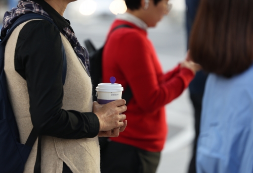 지난 8일 오전 서울 종로구 광화문광장 인근에서 한 시민이 음료를 들고 있다. 사진=연합뉴스