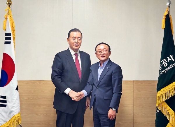 홍문표 aT 사장(좌측), 김덕현 연천군수(우측)