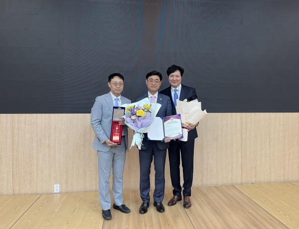 10월 11일 한국수목원정원관리원 심상택 이사장(가운데)이 '제3회 한국 ESG혁신정책대상' 우수상을 수상해 한국정책학회 윤지웅 회장(좌)과 한국정책학회 김태영 ESG정책위원장(우)과 기념촬영을 하고 있다.