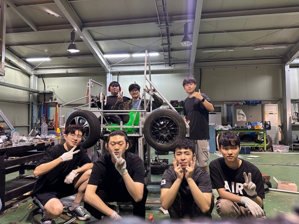 인천대학교 공과대학 학부생 동아리 NoBrake팀이 지난 6일 한국에너지공단과 한국자동차공학회가 주관한 '제3회 EV 에너지챌린저(전기차 연비경진대회)'에서 대상(산업통상자원부 장관상)을 수상했다.