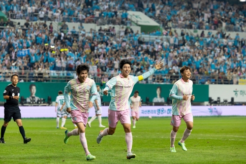 '하나은행 자선축구대회' 경기 후반 20분, '팀 히어로'의 주장 임영웅이 전원석의 골을 돕는 어시스트를 기록한 뒤 함께 기쁨의 세레모니를 하고 있다. [사진=하나은행]