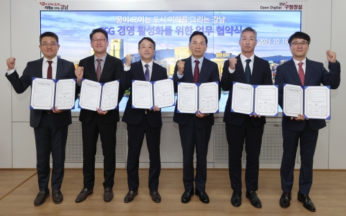 (왼쪽부터)현대백화점 무역센터점 이승원 상무, 현대백화점 압구정본점 류영민 상무, 그랜드 인터컨티넨탈 서울 파르나스 한만환 상무, 조성명 강남구청장, 한화갤러리아(주) 명품관 강신호 상무, 롯데백화점 강남점 마재철 상무[사진=강남구]