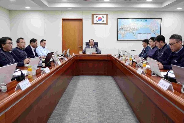 국가철도공단은 가덕도신공항 접근철도 기본계획고시(2024.09.06.)에 따라 사업 적기 추진을 위해 공단 임직원을 대상으로'가덕도신공항 접근철도 사업설명회'를 15일 대전 본사에서 개최했다.