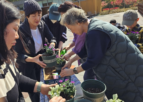 12일 국립기억의숲에서 유가족 대상 정원치유프로그램을 운영하고 있다. (사진제공=한국수목장문화진흥재단)