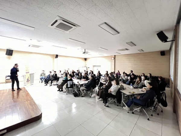 경기도교육청율곡연수원(원장 천상봉)이 지방공무원들의 인문학적 소양과 역량 강화를 위해 '교육행정과 행복한 인문학' 연수를 15일부터 운영한다.